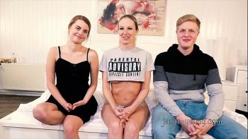 Миловидные молоденькие блондинки пригласили для жаркого секса втроем мужика