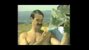 Он решает не тянуть со знакомством поближе