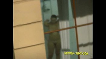 Порно видео подсматривает в окно