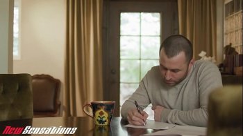 Замечательные девушки выполняют великолепный отсос