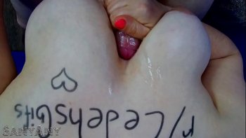 Добившись обильного извержения спермы на свою миловидную мордашку