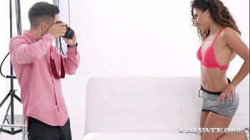 Темноволосая девушка трахает парня в жопу