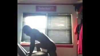 Молодая брюнетка берет в рот толстый член и подставляет под него киску