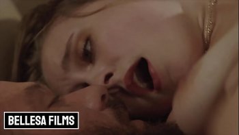 Малышка скачет на большом члене