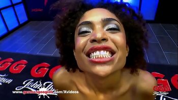 Девочки довольно шикарно делают минет