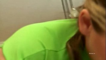 Но подруга совсем разгулялась и крутилась на елдаке в разных ракурсах