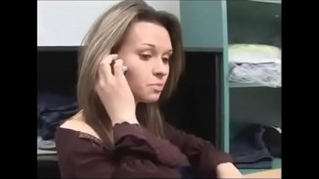 Раздевается для парня