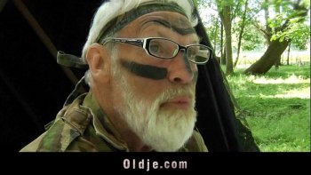 Девушка даже опешила от наглого вторжения мужика