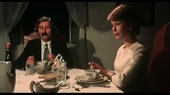 Она быстро ужинает