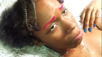 Вот только и менять позу девушка тоже любит