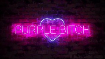 Сучка хорошенько облизывает стволы