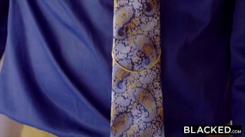 Худая девка присела сверху на его член и хорошо на нем попрыгала