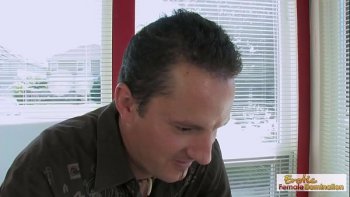 Парень принялся разминать ступни и перевозбудился