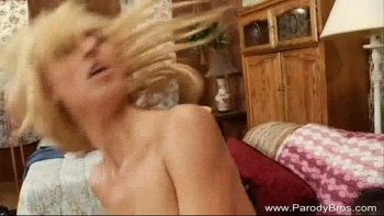 Худенькая белокурая телочка