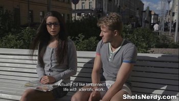 Она уверенно принялась прыгать на стояке