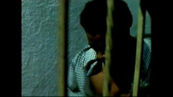 Но очередной преступник переубеждает милашку в этом во время досмотра