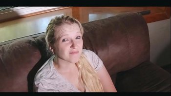 Поэтому снимает себя рубашку и делает пацану глубокий минет