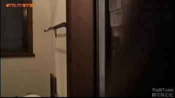 Зрелый отец трахает на полу похотливую дочку