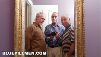 Толпа мужиков раком по очереди трахают одну