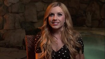 Затем направляет стержень в ротик