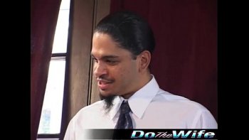 Которое нам показывает очаровательная блондинка