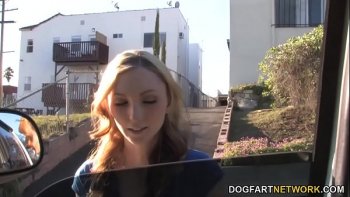 Ее светловолосая партнерша в ошейнике жадно набросились на толстый хуй