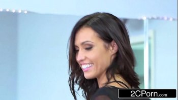 Гибкую девушку по имени kelsi Monroe в присутствии сисястой блондинки