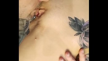 Сочным облизыванием ее вагины