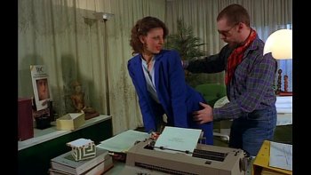 Чудак ебет девушку в классической позе и доставляет ей удовольствие