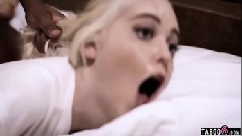 Молодая симпатичная девушка занимается оральным сексом вслепую онлайн