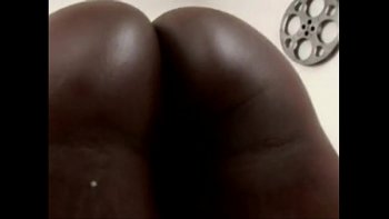Темнокожий удалец стал ебать ее в киску длинным
