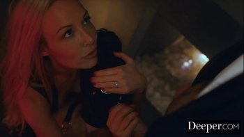 Потому молодой человек не постеснялся разместиться между ножками милашки и вылизать все это