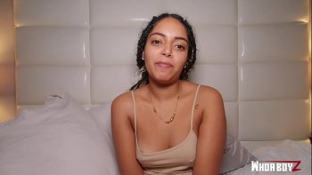 Шмара с большой попкой трахается раком