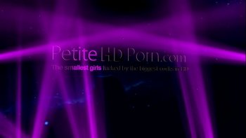 Порно видео молоденькую девушку трахают в анал