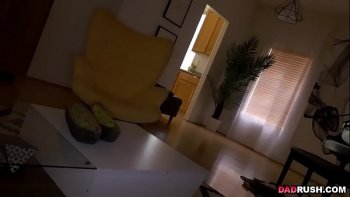 Парень быстро возбудился и повел девушку в душ