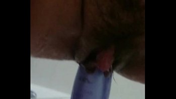 Затем вставляет половой орган в свою киску с волосатым лобком