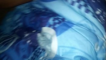 Трахает пьяную жену друга пока тот спит