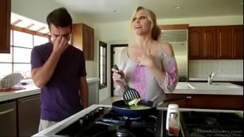 Мама привела подругу сыну