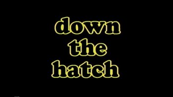 Они расположились на кроватке