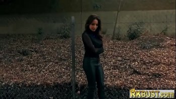 Цыпочка в латексных штанах много флиртовала