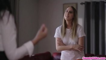 Блондинка делает куни сисястой брюнетке