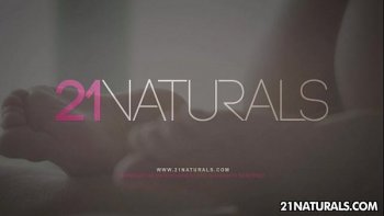 Молодая азиатка танцует перед камерой и показывает свою классную фигуру