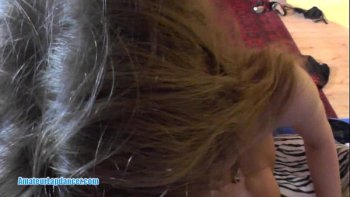 Парень с голой жопой танцует под музыку стриптиз и привлекает к себе внимание шумных дамочек