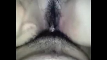 Роскошная голенькая брюнетка села на член мандой