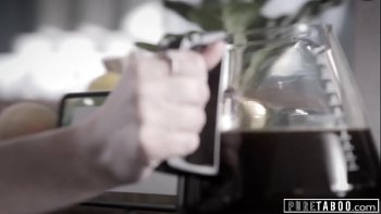 Шикарную блондинку бармена уговорили на секс во время работы