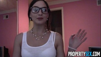 Мамаша риэлтор соблазняет милую молодую девочку и дает оргазм в лицо порноимперия