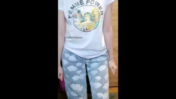 Шмара отодрала свою пизу на мотоцикле