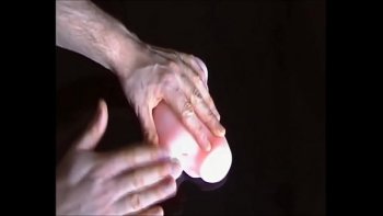 Как чувак спускает прямо на нее