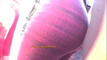 Когда женщине трогают грудь