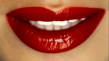 Парень начал лизать подруге щелку